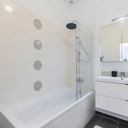 Modern, Quiet 3-bedroom With Parking Apartamento